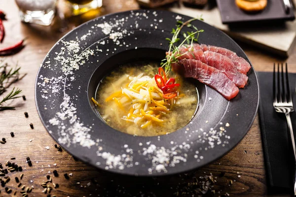 Sopa de pescado transparente servida en un tazón en el restaurante — Foto de Stock