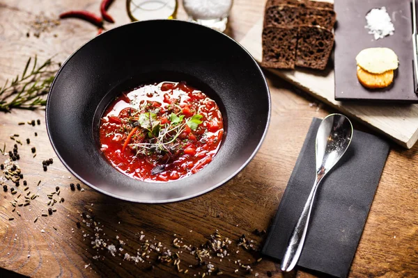 Bietwortelsoep geserveerd in een kom in restaurant — Stockfoto