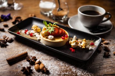 Şekerleme Panna Cotta bir fincan kahveyle servis edilir.