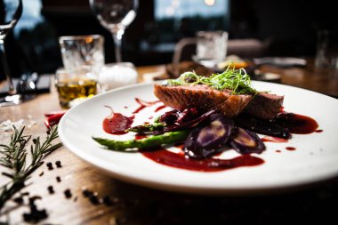 Restoranda servis edilen ördek göğsü.