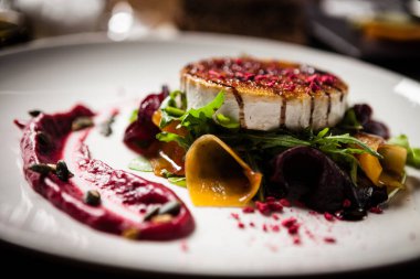 Restoranda servis edilen ızgara keçi peynirli salata.