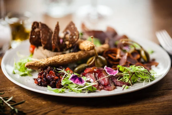Bandeja de carne para dos personas servida en un plato en el restaurante —  Fotos de Stock