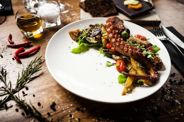 Restoranda bir tabakta servis edilen ahtapot salatası.