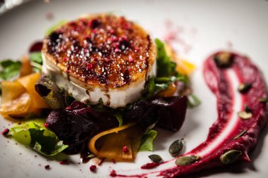 Restoranda servis edilen ızgara keçi peynirli salata.