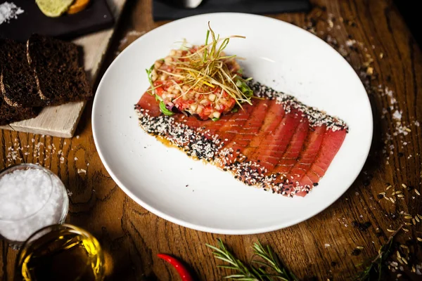 Atum sashimi servido em um prato no restaurante — Fotografia de Stock