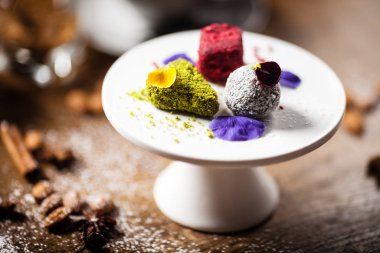 Restoranda bir tabakta servis edilen vegan trüf mantarı tatlısı.