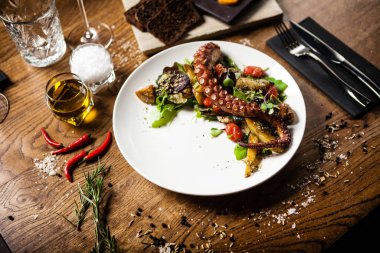 Restoranda bir tabakta servis edilen ahtapot salatası.