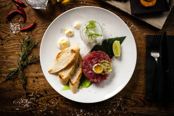 Tartare de thon servi dans une assiette au restaurant — Photo