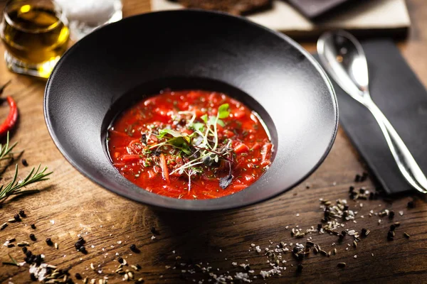 Zuppa di barbabietole servita in una ciotola nel ristorante — Foto Stock