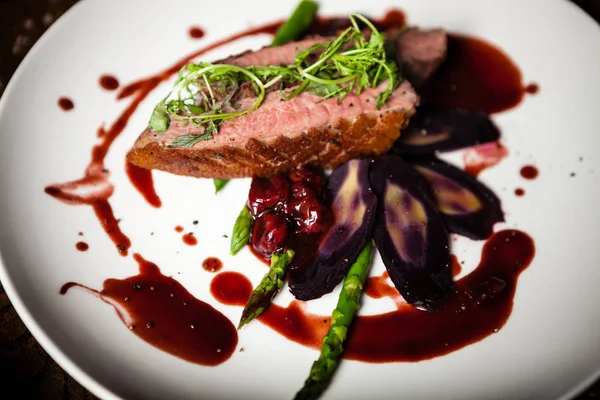 Pechuga de pato servida en un plato en restaurante — Foto de Stock