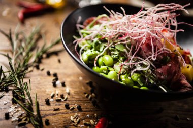Lokantada siyah bir kasede servis edilen biftekle dürtmek.