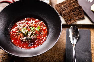 Restoranda servis edilen pancar çorbası.