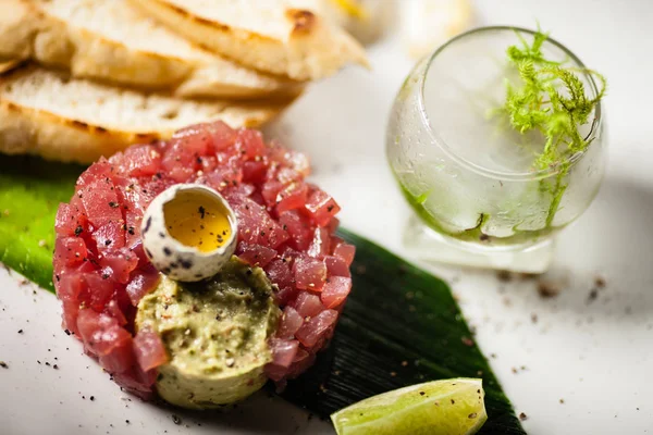 Tartare de thon servi dans une assiette au restaurant — Photo