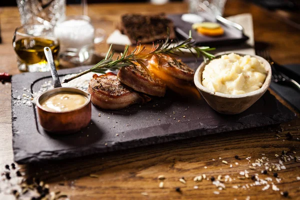 Fläskfilé serveras på en bräda i restaurang — Stockfoto