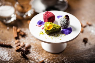 Restoranda bir tabakta servis edilen vegan trüf mantarı tatlısı.