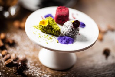 Restoranda bir tabakta servis edilen vegan trüf mantarı tatlısı.