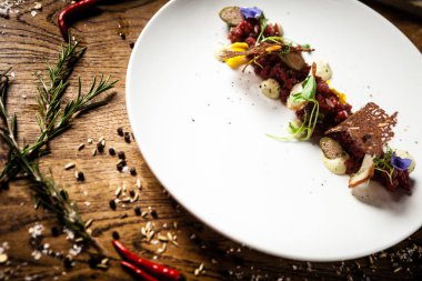 Restoranda bir tabakta biftekli tart servis edilir.