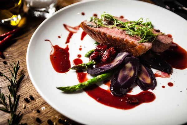 Petto d'anatra servito su un piatto in ristorante — Foto Stock