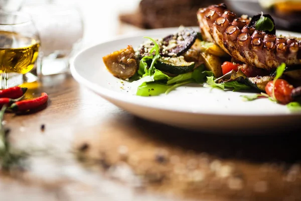 Restoranda bir tabakta servis edilen ahtapot salatası. — Stok fotoğraf