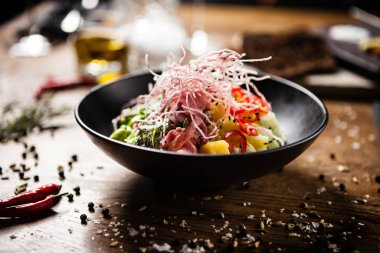 Lokantada siyah bir kasede servis edilen biftekle dürtmek.