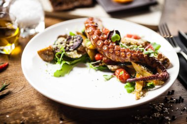 Restoranda bir tabakta servis edilen ahtapot salatası.