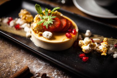Şekerleme Panna Cotta bir fincan kahveyle servis edilir.