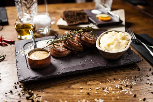 Solomillo de cerdo servido en una tabla en el restaurante —  Fotos de Stock