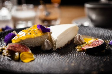 Lokantada servis edilen tutkulu meyveli cheesecake.