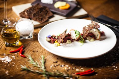 Restoranda bir tabakta biftekli tart servis edilir.