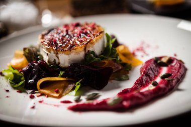 Restoranda servis edilen ızgara keçi peynirli salata.