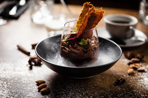 Mousse de chocolate servida com fumaça líquida de gelo — Fotografia de Stock