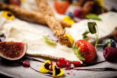 Lokantada iki kişilik peynir tabağı.