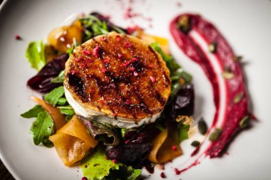 Restoranda servis edilen ızgara keçi peynirli salata.