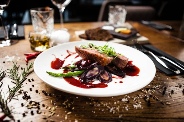 Petto d'anatra servito su un piatto in ristorante — Foto Stock