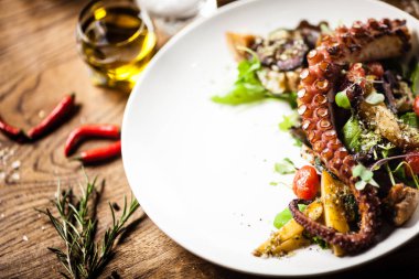 Restoranda bir tabakta servis edilen ahtapot salatası.