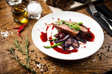 Restoranda servis edilen ördek göğsü.