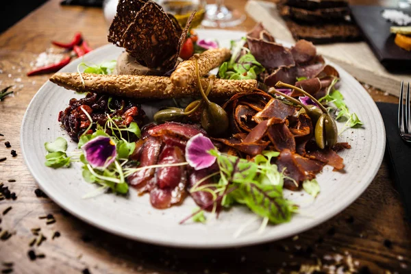 Piatto di carne per due servito su un piatto in ristorante — Foto Stock