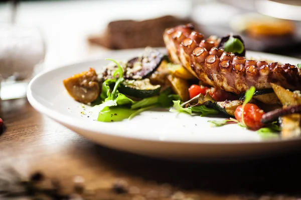 Restoranda bir tabakta servis edilen ahtapot salatası. — Stok fotoğraf