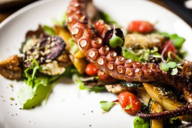 Restoranda bir tabakta servis edilen ahtapot salatası.