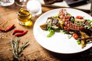 Restoranda bir tabakta servis edilen ahtapot salatası.