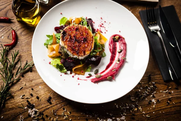 Salade de fromage de chèvre grillé servie dans une assiette au restaurant — Photo