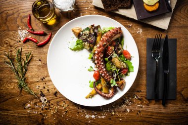 Restoranda bir tabakta servis edilen ahtapot salatası.