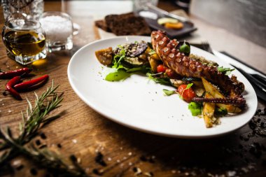 Restoranda bir tabakta servis edilen ahtapot salatası.