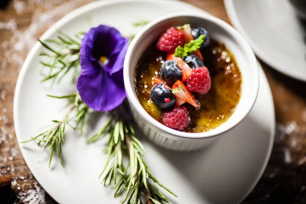 Avokado creme brulee restoranda bir fincanda servis edilir. — Stok fotoğraf