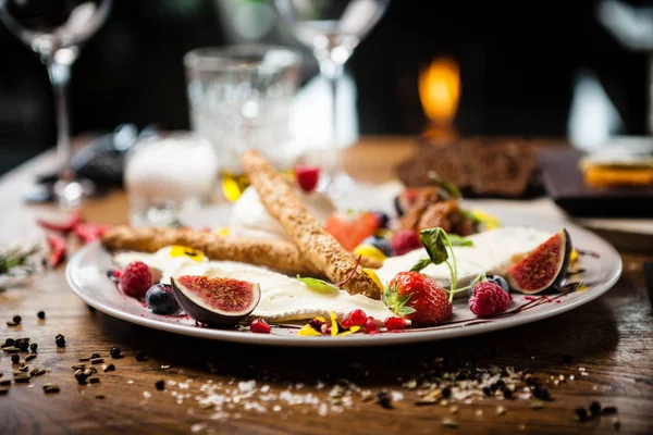 Cheese platter for two served on a plate in restaurant — Stock Photo, Image