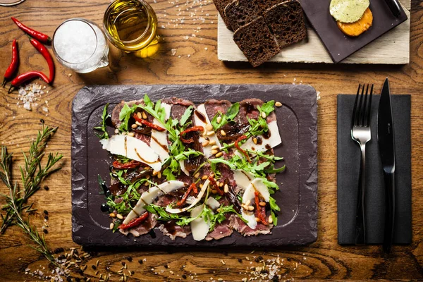 Rundvleescarpaccio geserveerd op een bord in restaurant — Stockfoto