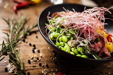 Lokantada siyah bir kasede servis edilen biftekle dürtmek.