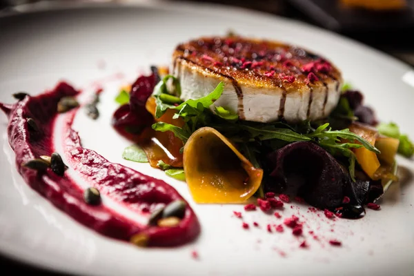 Restoranda servis edilen ızgara keçi peynirli salata.