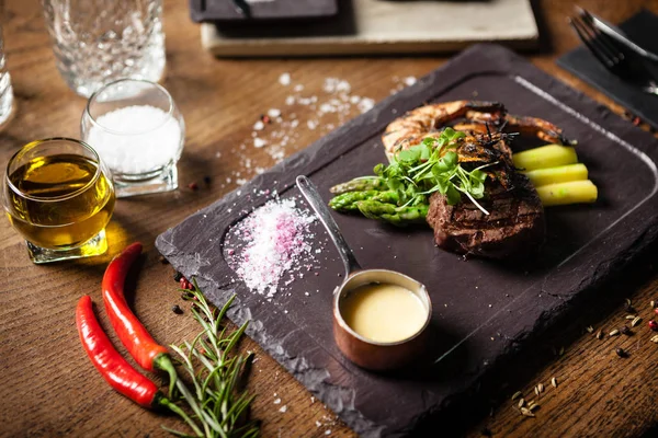 Menù degustazione. Bistecca di manzo e gamberi tigre alla griglia . — Foto Stock