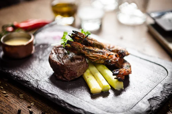 Smakmeny. Nötkött och grillade tigerräkor. — Stockfoto